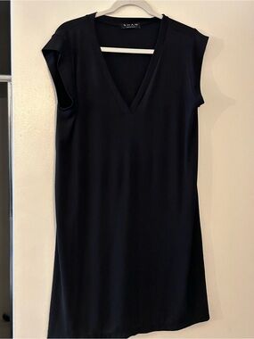 SHAN Black V-Neck Sleeveless Shift Dress